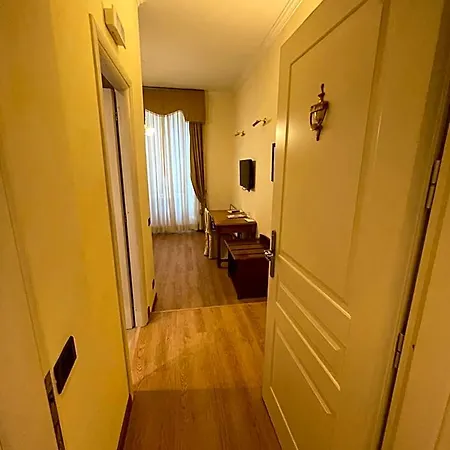 Pensión Le Petit Real 4*